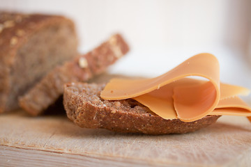 Image showing Brødskive med brunost 