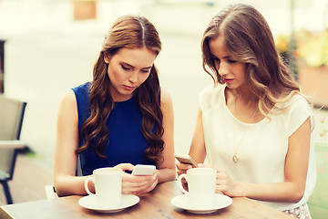 Image showing women with smartphones and coffee at outdoor cafe