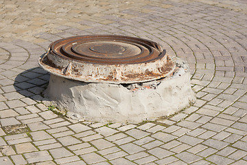 Image showing MOVE well cover on a concrete pedestal