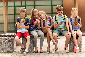 Image showing elementary school students with smartphones