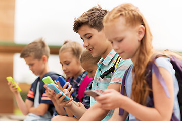 Image showing elementary school students with smartphones