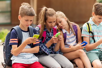 Image showing elementary school students with smartphones