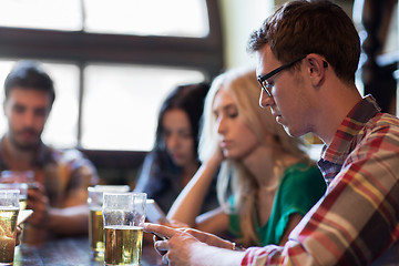 Image showing friends with smartphones drinking beer and at pub