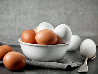 Image showing various raw chicken eggs