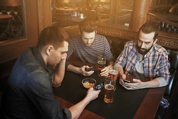 Image showing men with smartphones drinking beer at bar or pub