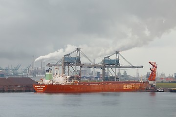 Image showing Unloading a huge ship