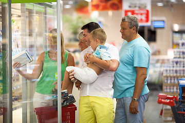 Image showing Family in supermarket