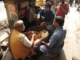 Image showing Mobile stall selling fruit juice on the street in Kolkata