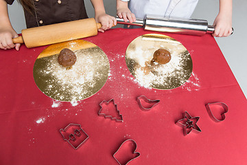 Image showing Children making christmas gingerbread