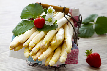 Image showing White asparagus in a Basket