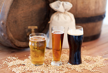 Image showing close up of beer barrel, glasses and bag with malt