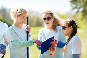 Image showing group of volunteers with clipboard in park