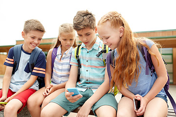 Image showing elementary school students with smartphones