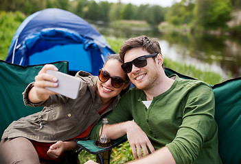 Image showing couple of travelers taking selfie by smartphone