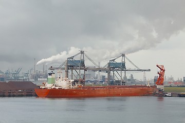 Image showing Unloading a huge ship