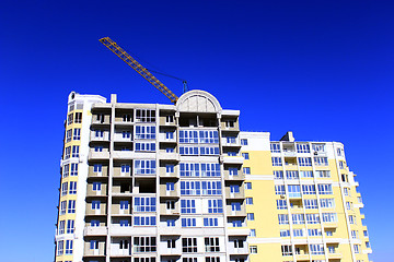 Image showing modern skyscraper with hoisting crane