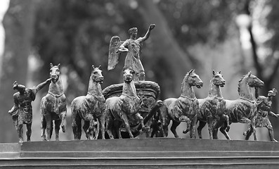 Image showing horses in a chariot sculpture