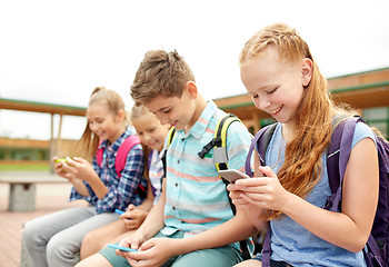 Image showing elementary school students with smartphones