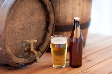 Image showing close up of old beer barrel, glass and bottle