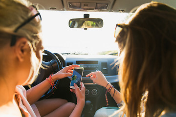 Image showing teenage girls or women with smartphone in car