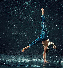 Image showing The male break dancer in water.