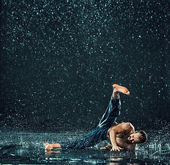 Image showing The male break dancer in water.