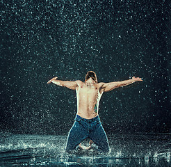 Image showing The male break dancer in water.