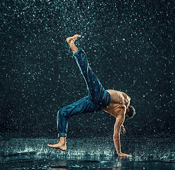 Image showing The male break dancer in water.