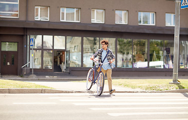 Image showing young man with fixed gear bicycle on crosswalk