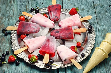 Image showing Ice cream,currant and strawberry