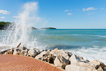 Image showing High waves and water splashes