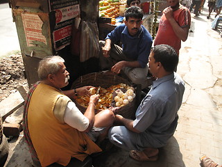 Image showing Mobile stall selling fruit juice on the street in Kolkata, India