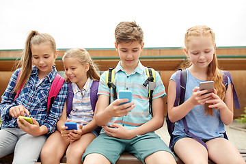 Image showing elementary school students with smartphones