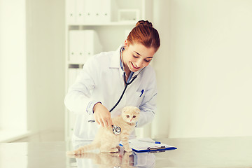 Image showing happy veterinarian with kitten at vet clinic