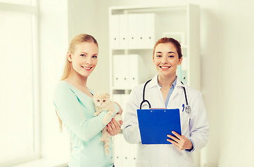 Image showing happy woman with cat and doctor at vet clinic