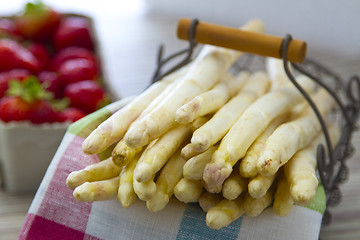 Image showing White asparagus in a Basket