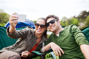 Image showing couple of travelers taking selfie by smartphone