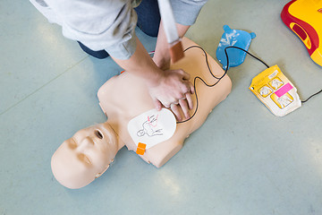 Image showing First aid resuscitation course using AED.