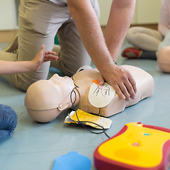 Image showing First aid resuscitation course using AED.