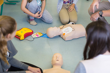 Image showing First aid resuscitation course using AED.