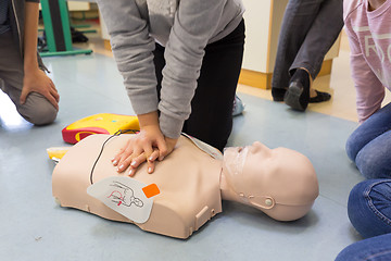 Image showing First aid resuscitation course using AED.