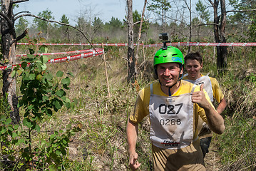 Image showing Team runs between stages in extrim race.Tyumen