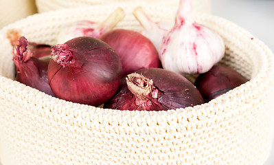 Image showing red onions in a wicker basket close-up