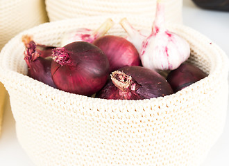 Image showing red onions in a wicker basket close-up