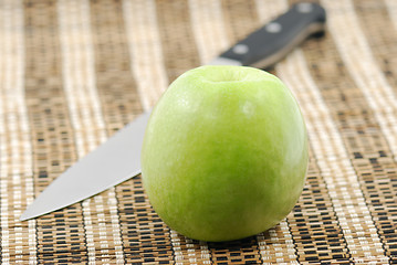 Image showing Apple and knife