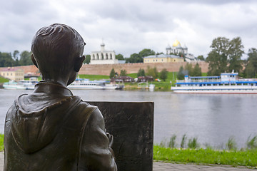 Image showing Sculpture of painter boy on river shore