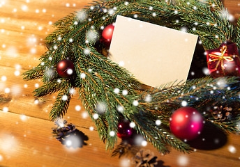 Image showing natural green fir wreath with note on wooden board