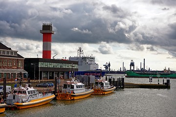 Image showing Pilot boat leaving