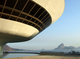 Image showing Oscar Niemeyer’s Niterói Contemporary Art Museum with Sugar Loaf