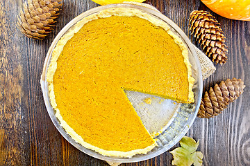 Image showing Pie pumpkin in glass pan on table top